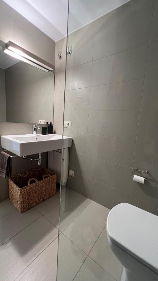 Atico De Diseno Con Terraza En El Centro De Olot Apartment Exterior photo