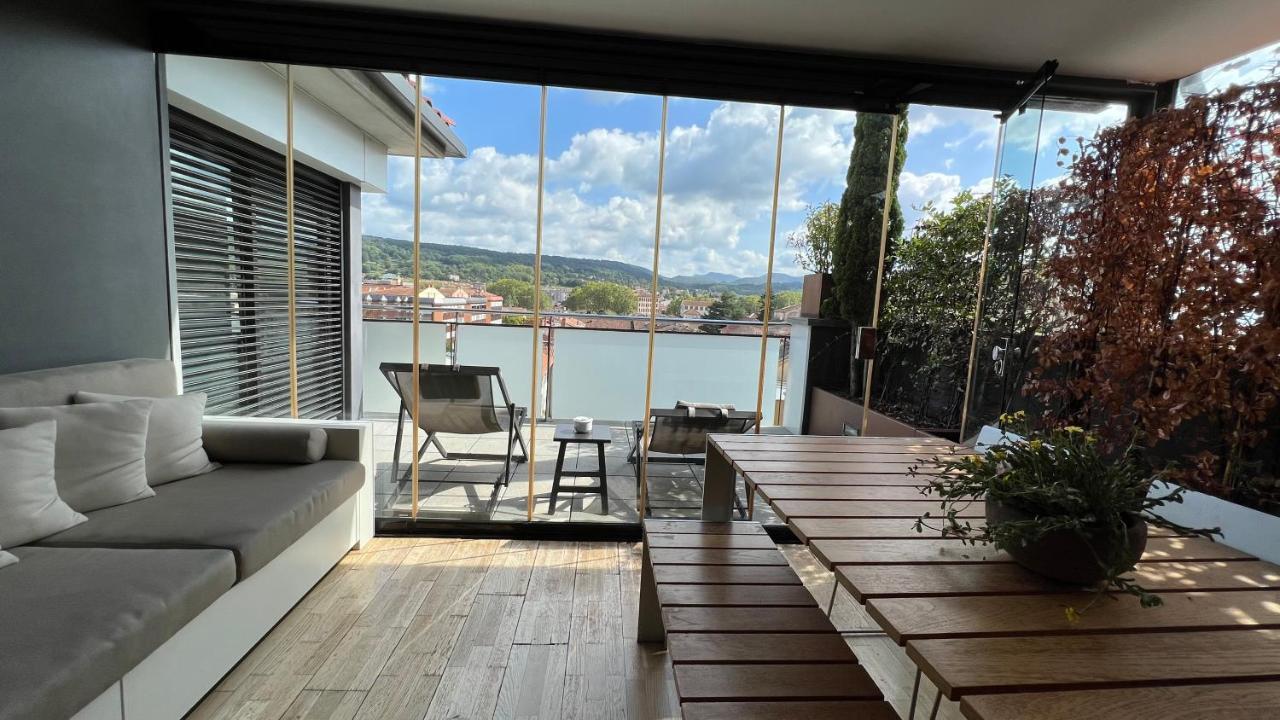 Atico De Diseno Con Terraza En El Centro De Olot Apartment Exterior photo